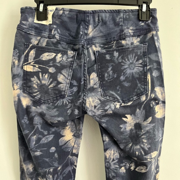 🌟FREE PEOPLE Penny Pull-On Printed Flare Jeans-Navy Combo-Size 27-28-29 - Picture 15 of 15